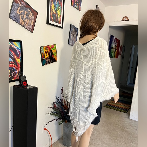 ๐
บNever used Mia & Tess Ivory/Cream Fringe Triangle Point Poncho Wrap One Size - Picture 5 of 12